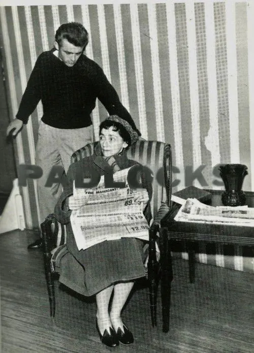 Kenneth Konopka interpreta a Policeman en Padlocks