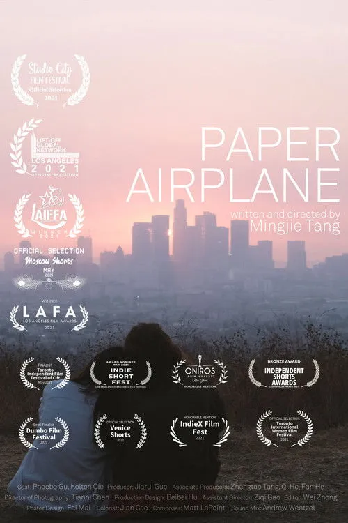 Karl Steudel interpreta a Professor en Paper Airplane