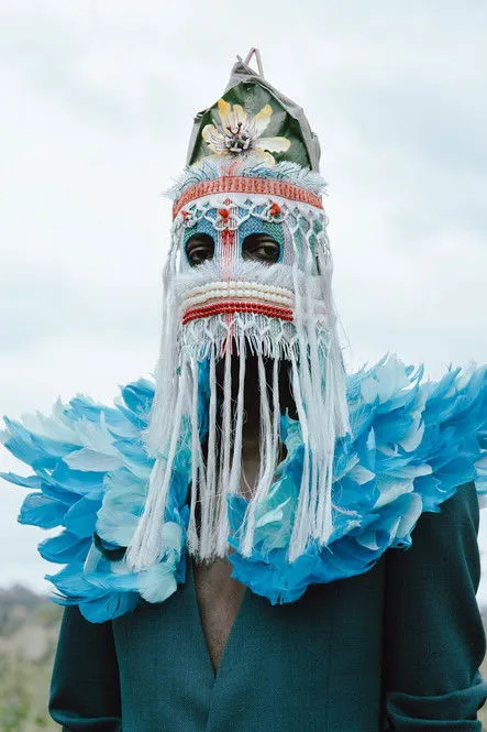 Baloji Tshiani interpreta a The Man en Peau de Chagrin/Bleu de Nuit
