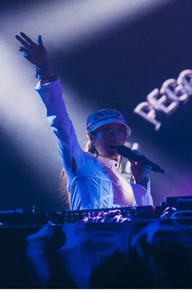 Sophie Ellis-Bextor interpreta a en Peggy Gou: Glastonbury 2024