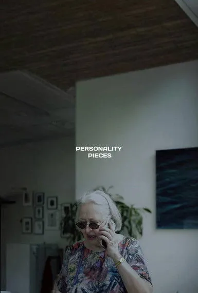 Mitch Tebo interpreta a Comercial Host en Personality Pieces