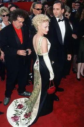 Gilbert Cates interpreta a Self en Pesel Ha'Zahav