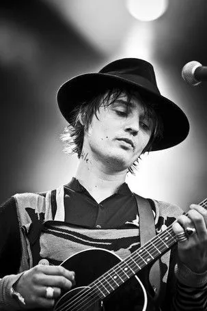 Pete Doherty interpreta a (Himself) en Pete Doherty: Glastonbury 2009
