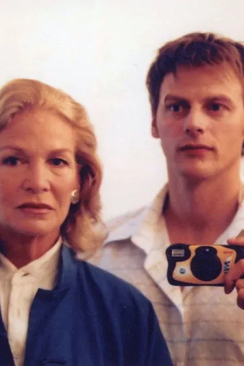 Serge Rezvani interpreta a Elegant man en Photo de famille