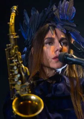 PJ Harvey interpreta a Herself en PJ Harvey aux Nuits de Fourvière