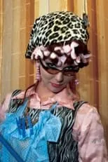 Helmut Krauss interpreta a Moderator en Plastikfieber