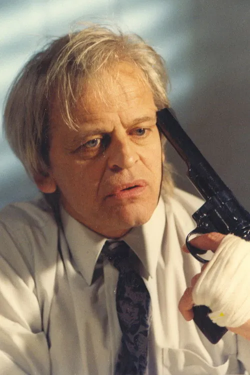 David Schmoeller interpreta a Self en Please Kill Mr. Kinski