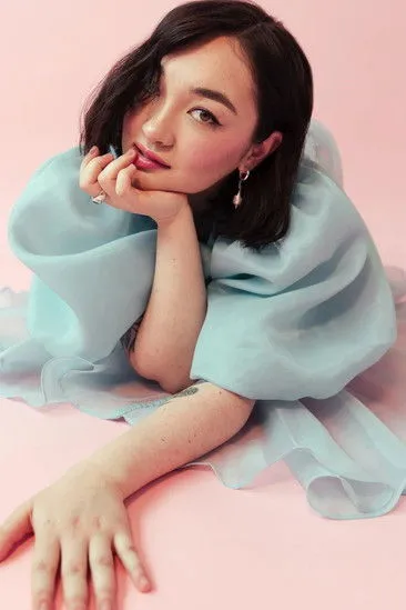 Merrill Garbus interpreta a Herself en plum blossom (revisited) mini-doc