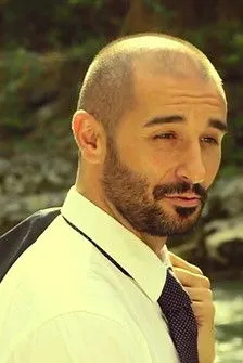 Alain Hernández interpreta a  en Político incorrecto