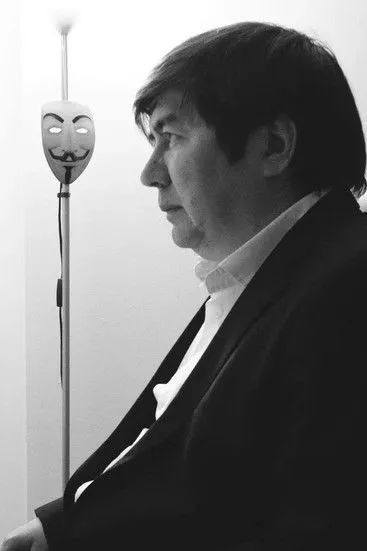 Askar Mendybayev interpreta a en Pomni nash tanets