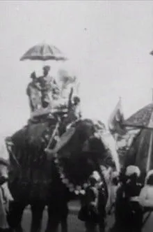 King George V of the United Kingdom interpreta a  en Procession of Elephants with Howdahs - India