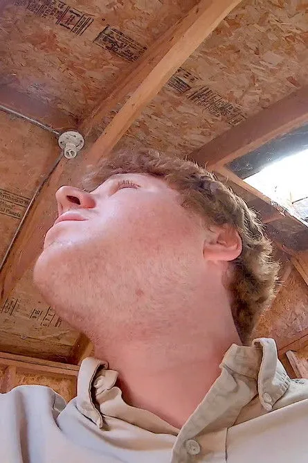 Dylan Redford interpreta a  en Pump House