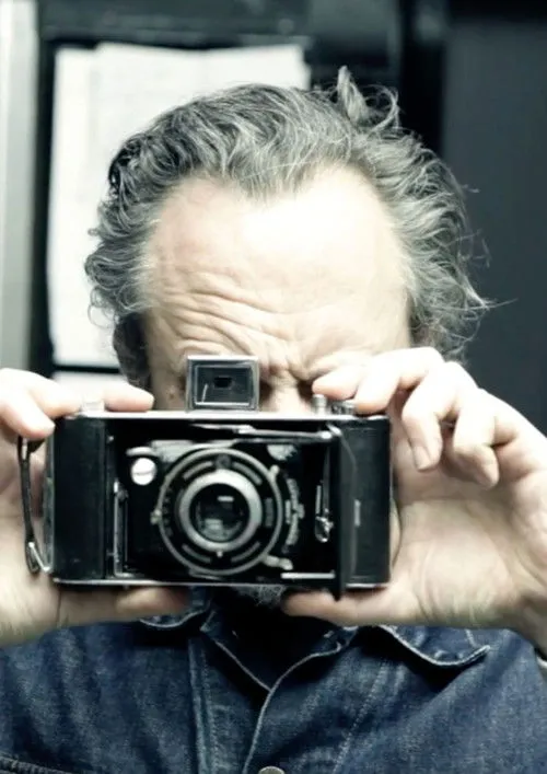 Steve Gullick interpreta a Self en Punk As Fuck