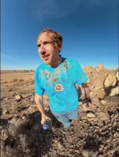 Robby Rackleff interpreta a en PVC Feces Rig Tour (Home Made) #vanlife