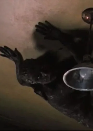 Kathleen Chalfant interpreta a Dr. Ruth Fielding en QM, I Think I'll Call Her QM