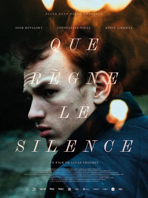 Igor Kovalsky interpreta a en Que règne le silence