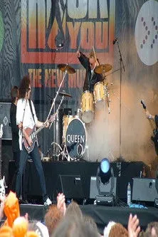 Brian May interpreta a Self en Queen: Live at the Museum Square Amsterdam