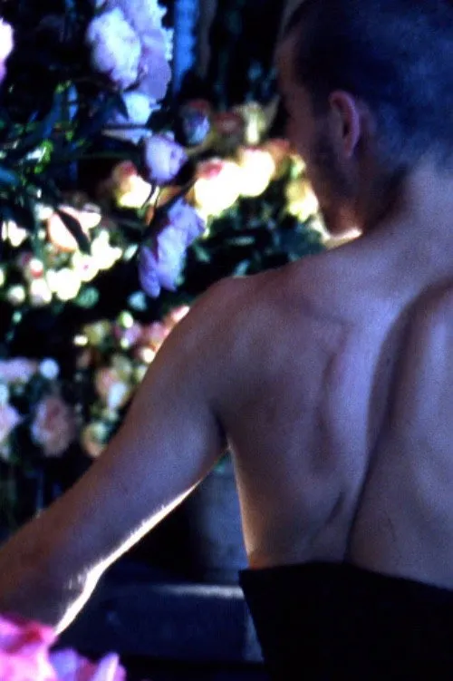 Thomas Lagrève interpreta a en Quelques fleurs pour un chant d'amour