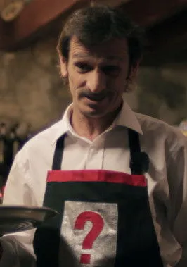 Lília Lopes interpreta a Empregada de Mesa en Quem é o Pai do Menino Jesus?