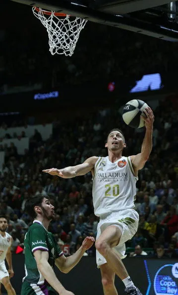 Felipe Reyes interpreta a Himself en Real Madrid. Rey de Copas