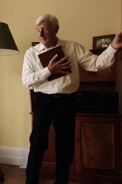 Alex Bartram interpreta a George en Reconnected