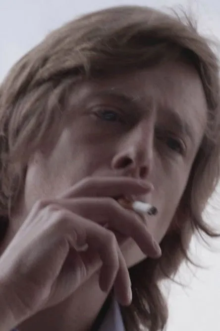 Brian Williams interpreta a Himself (Archival Footage) (uncredited) en Relatively Free