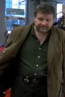 Todd Reynolds interpreta a Det. Bud Flanek en Remaindered