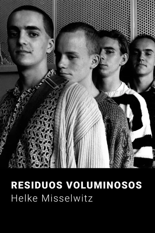 Helke Misselwitz interpreta a Narrator en Residuos Voluminosos