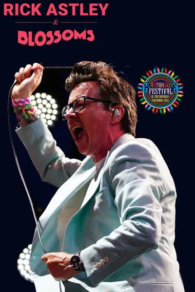 Rick Astley interpreta a en Rick Astley & Blossoms perform The Smiths: Glastonbury 2023
