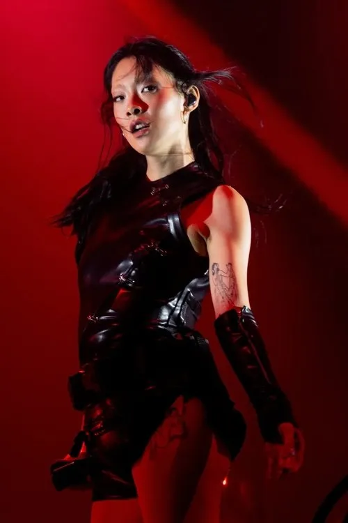 Rina Sawayama interpreta a en Rina Sawayama: Live at Glastonbury 2023