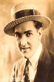 Henry Murdock interpreta a The Uncle en Rocking the Boat