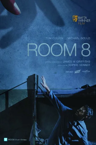 Tom Cullen interpreta a IVES en Room 8