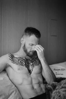 Martin Angerbauer interpreta a  en Room 831