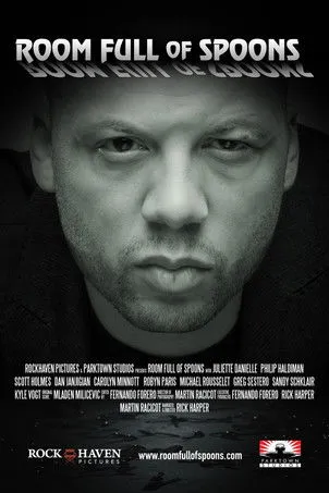 Robyn Paris interpreta a Herself en Room Full of Spoons