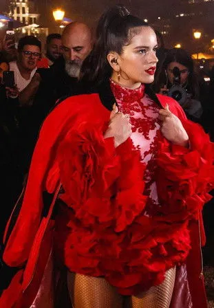 Rosalía interpreta a Rosalia en Rosalía, entre bambalinas