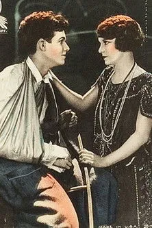 Francis Powers interpreta a Mr. MacPherson en Rouged Lips