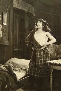 Jetta Goudal interpreta a Sonya Mendel (segment "Salome") en Salome of the Tenements