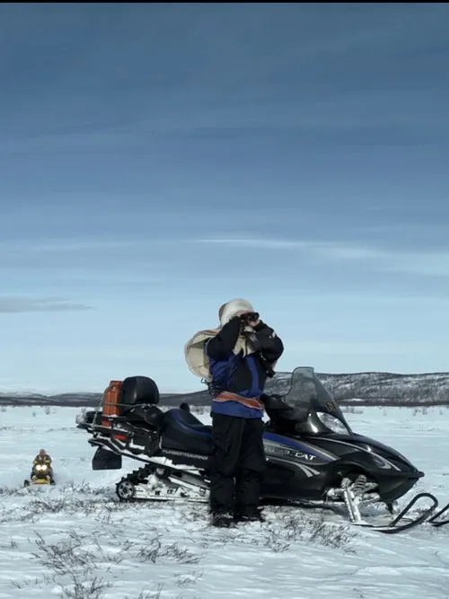 Svein Birger Olsen interpreta a Svein en Sámi Boddu