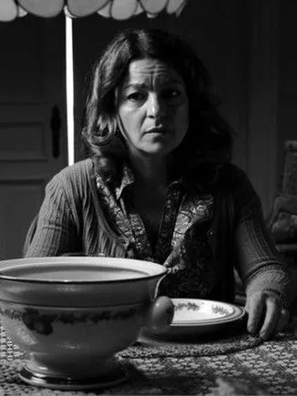 Sema Meray interpreta a Elif en Schwimmstunde