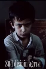 Ahmad Ahmadov interpreta a Teacher en Süd Dişinin Ağrısı