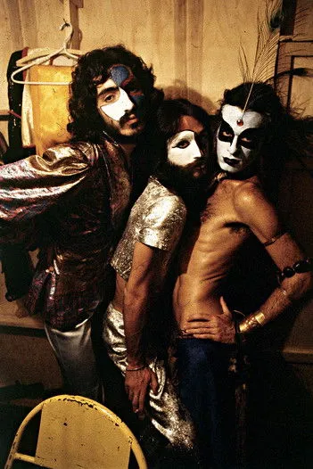 João Ricardo interpreta a Self en Secos & Molhados