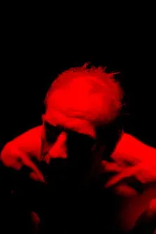 Hannah Franklin interpreta a Lynne en Service