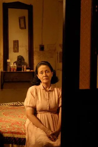 Titi Dibyo interpreta a Lastri en Setengah Sendok Teh