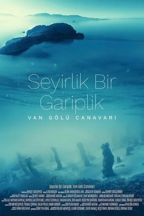 Sezin Akbasogullari interpreta a Narrator en Seyirlik Bir Gariplik: Van Gölü Canavarı