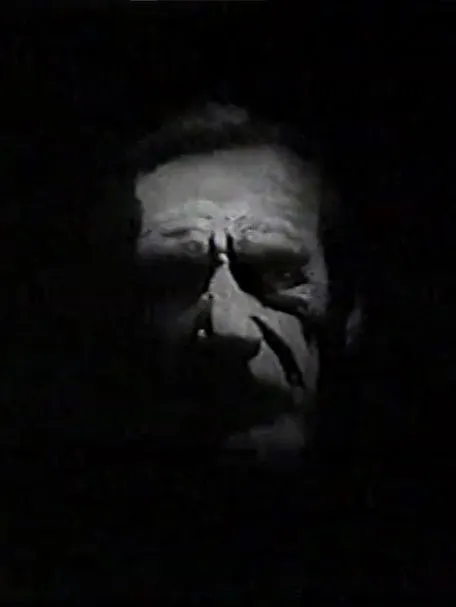 John Fiedler interpreta a Lou en Shadow House