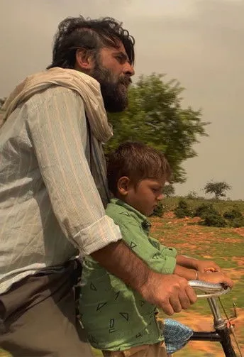 Farrukh Seyer interpreta a en Shahtoot