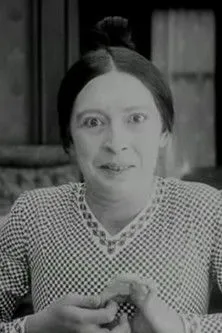 Gale Henry interpreta a Miss Exeter Scribbles en She Wrote a Play and Played It