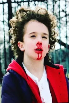 Ryan Stevens interpreta a Skater Boy en Shuvit