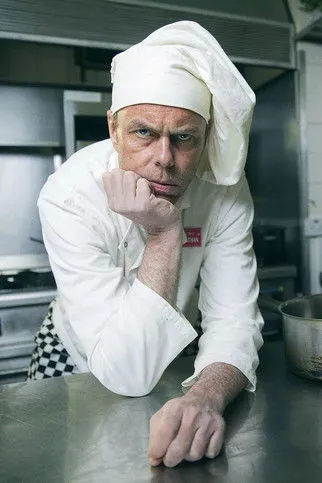 John Henshaw interpreta a Jim Knightshade en Silky Hotel