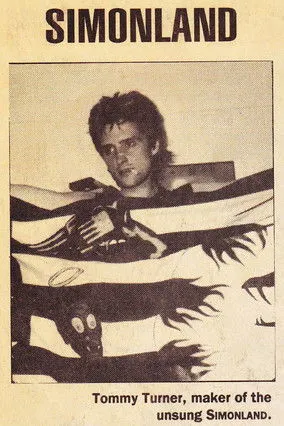 Tommy Turner interpreta a en Simonland